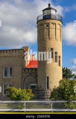 Der historische Old Mackinac Point Lighthouse wacht immer noch über die heimtückische Straße von Mackinac, allerdings nur als Michigan State Park. Stockfoto