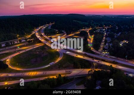 Autobahnkreuz bei Nacht mit Autoscheinwerfern bei Dämmerung, Conshohocken Pennsylvania USA Stockfoto