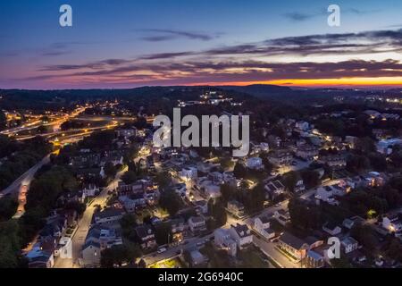 Luftaufnahme des Conshohocken Pennsylvania USA in der Dämmerung Stockfoto