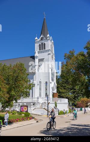 22. JUNI 2021, MACKINAC ISLAND, MI: STE. Die katholische Kirche von Anne, die in den 1880er Jahren erbaut wurde, ist nicht nur eine beliebte Touristenattraktion, sondern dient auch den Bewohnern von Stockfoto
