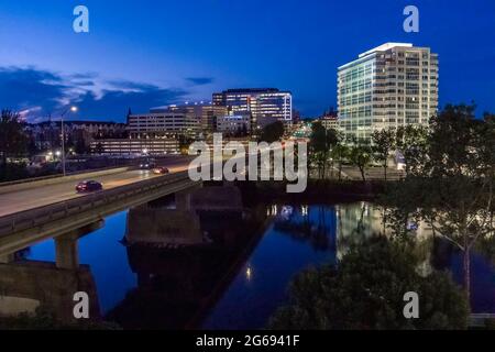 Luftaufnahme des Conshohocken Pennsylvania USA in der Dämmerung Stockfoto