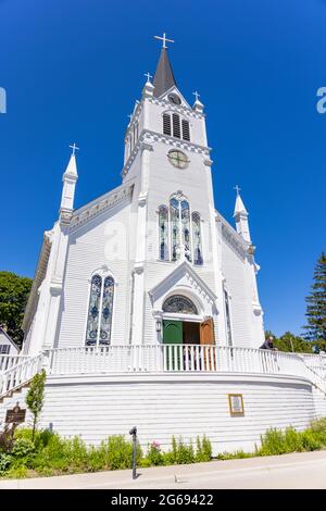 22. JUNI 2021, MACKINAC ISLAND, MI: STE. Die katholische Kirche von Anne, die in den 1880er Jahren erbaut wurde, ist nicht nur eine beliebte Touristenattraktion, sondern dient auch den Bewohnern von Stockfoto