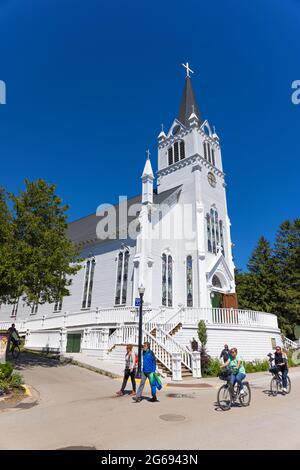 22. JUNI 2021, MACKINAC ISLAND, MI: STE. Die katholische Kirche von Anne, die in den 1880er Jahren erbaut wurde, ist nicht nur eine beliebte Touristenattraktion, sondern dient auch den Bewohnern von Stockfoto