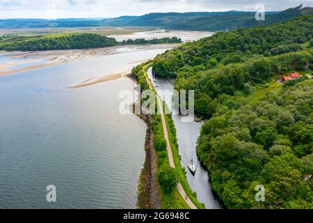 Luftaufnahme von der Drohne einer Yacht, die auf dem Crinan Canal in Crinan in Argyll & Bute, Schottland, Großbritannien, navigiert Stockfoto