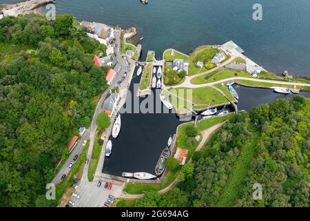 Luftaufnahme von der Drohne des Crinan Canal bei Crinan in Argyll & Bute, Schottland, Großbritannien Stockfoto