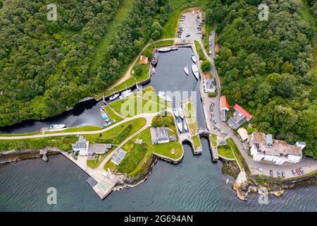 Luftaufnahme von der Drohne des Crinan Canal bei Crinan in Argyll & Bute, Schottland, Großbritannien Stockfoto