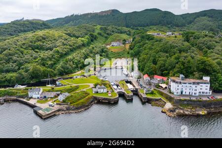 Luftaufnahme von der Drohne des Crinan Canal bei Crinan in Argyll & Bute, Schottland, Großbritannien Stockfoto