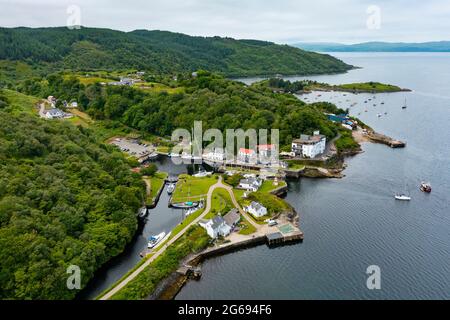 Luftaufnahme von der Drohne des Crinan Canal bei Crinan in Argyll & Bute, Schottland, Großbritannien Stockfoto