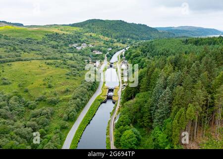 Luftaufnahme von der Drohne des Crinan Canal im Dorf Cairnbaan in Argyll & Bute, Schottland, Großbritannien Stockfoto