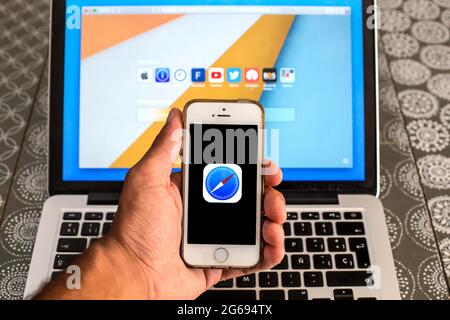 2. Juli 2021, Barcelona, Katalonien, Spanien: In dieser Abbildung wird die Safari-App auf einem Smartphone-Bildschirm angezeigt, während im Hintergrund ein Safari-Webbrowser auf einem Laptop angezeigt wird. (Bild: © Thiago Prudencio/DAX via ZUMA Wire) Stockfoto