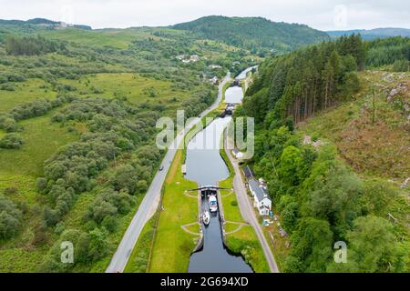 Luftaufnahme von der Drohne des Crinan Canal im Dorf Cairnbaan in Argyll & Bute, Schottland, Großbritannien Stockfoto