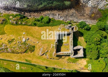 Luftaufnahme von der Drohne von Castle Sween am Ufer des Loch Sween in Argyll & Bute, Schottland, Großbritannien Stockfoto