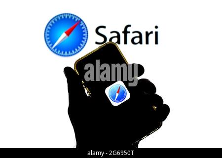 2. Juli 2021, Barcelona, Katalonien, Spanien: In dieser Abbildung wird die Safari-App auf einem Smartphone-Bildschirm und im Hintergrund ein Safari-Logo angezeigt. (Bild: © Thiago Prudencio/DAX via ZUMA Wire) Stockfoto