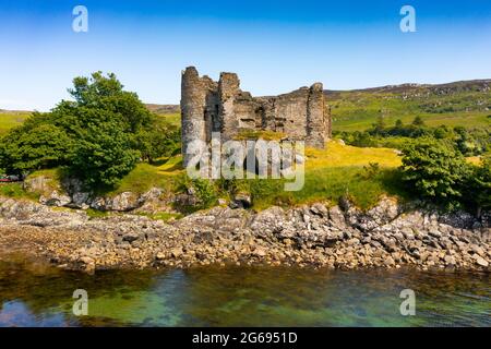 Luftaufnahme von der Drohne von Castle Sween am Ufer des Loch Sween in Argyll & Bute, Schottland, Großbritannien Stockfoto