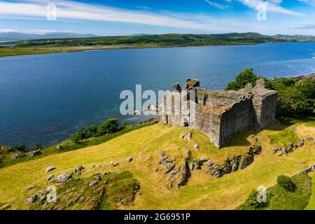 Luftaufnahme von der Drohne von Castle Sween am Ufer des Loch Sween in Argyll & Bute, Schottland, Großbritannien Stockfoto