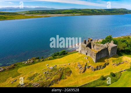 Luftaufnahme von der Drohne von Castle Sween am Ufer des Loch Sween in Argyll & Bute, Schottland, Großbritannien Stockfoto