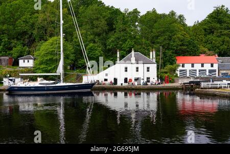 Blick auf das weiß getünchte Café des Coffee Shop neben dem Kanalbecken am Crinan Canal in Crinan in Argyll & Bute, Schottland, Großbritannien Stockfoto