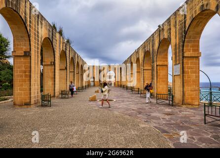 Valletta, Malta - 10. Oktober 2019: Untere Barrakka-Gärten, Terrasse mit Kolonnade, Wahrzeichen der Stadt Stockfoto