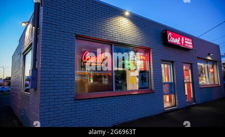 NORWALK, CT, USA - 24. JUNI 2021: Carvel Eisdiele mit Abendlicht und Neonschildern Stockfoto