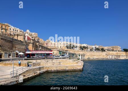 Valletta, Malta - 11. Oktober 2019: Skyline der Hauptstadt, Hop-on-Hop-off-Sightseeing-Bus am Ufer des Grand Harbour Stockfoto