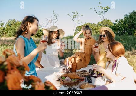 Sicheres Sommerpicknick mit COVID. Ideen Für Sommerparty. Sichere und festliche Möglichkeiten, kleine Treffen im Freien mit Freunden zu veranstalten. Menschen kommen sicher zusammen. Jung Stockfoto