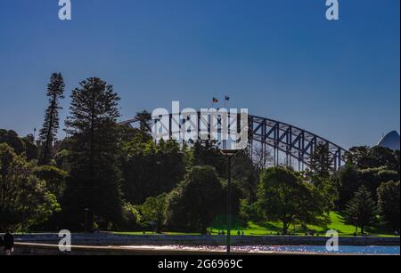 Sydney Harbour Australia an einem sonnigen, klaren blauen Himmel mit den türkisfarbenen Farben der Bucht und den Hochhausbüros der Stadt im Hintergrund Stockfoto