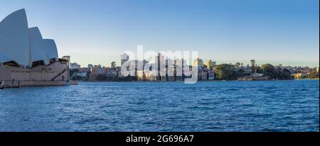 Sydney Harbour Australia an einem sonnigen, klaren blauen Himmel mit den türkisfarbenen Farben der Bucht und den Hochhausbüros der Stadt im Hintergrund Stockfoto