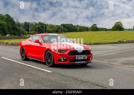 2016 roter Ford Mustang 6-Gang-Schaltgetriebe, 4951-ccm-Muskelwagen auf dem Weg zur Leighton Hall Oldtimer-Juli-Automobilausstellung, Carnforth, Lancashire UK Stockfoto