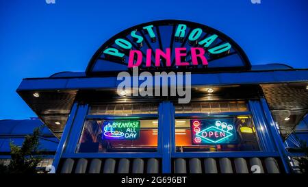 NORWALK, CT, USA - 24. JUNI 2021: Post Road Diner mit Abendlicht Stockfoto