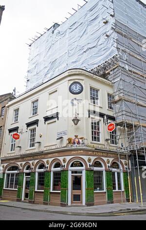 Craft Beer Co Pub Außenansicht an der Ecke Leather Lane und Hatton Wall in London, England, Großbritannien KATHY DEWITT Stockfoto