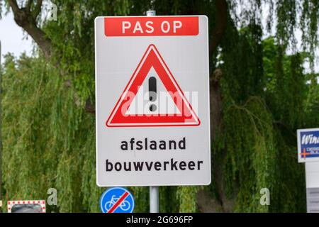 Straßenschild Beobachten Sie Den Bauverkehr In Amsterdam, Niederlande 26-6-2021 Stockfoto