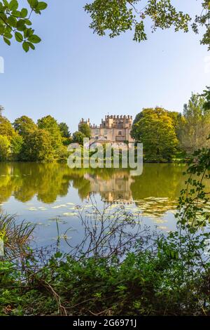 Der Blick über den von Capability Brown geschaffenen Ziersee in Richtung Sherborne Castle, Dorset, England, Großbritannien Stockfoto