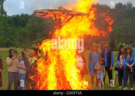 Minsk, Weißrussland. Juli 2021. Die Menschen nehmen an den Feierlichkeiten zum Ivan Kupala Festival im Vorort Minsk, Weißrussland, am 3. Juli 2021 Teil. Quelle: Henadz Zhinkov/Xinhua/Alamy Live News Stockfoto