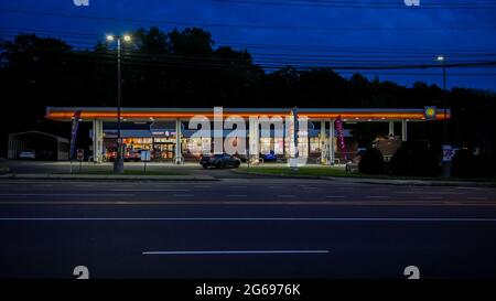 NORWALK, CT, USA - 24. JUNI 2021: Shell-Tankstelle auf der Post Road mit Abendlicht Stockfoto