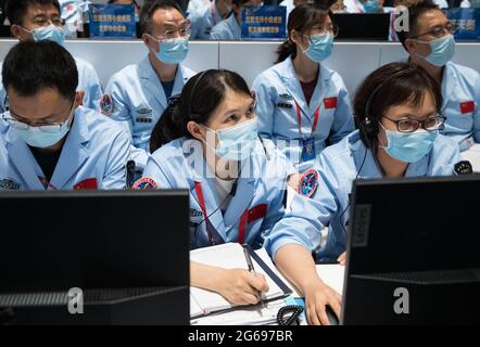 (210704) -- PEKING, 4. Juli 2021 (Xinhua) -- Technische Mitarbeiter arbeiten im Beijing Aerospace Control Center in Peking, der Hauptstadt Chinas, 4. Juli 2021. Chinesische Astronauten haben am Sonntag Extravehicular-Aktivitäten (EVAs) abgeschlossen und sind nach Angaben der China Manned Space Agency (CMSA) zum Kernmodul der Raumstation Tianhe zurückgekehrt. Die ersten EVAs während des Baus der Raumstation des Landes seien ein voller Erfolg, erklärte die CMSA. Die Shenzhou-12 Raumschiffcrew hat nach etwa 7 Stunden außerplanmäßiger Aktivitäten (EVAs) alle geplanten Aufgaben und die Astrona abgeschlossen Stockfoto