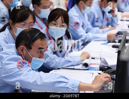 (210704) -- PEKING, 4. Juli 2021 (Xinhua) -- Technische Mitarbeiter arbeiten im Beijing Aerospace Control Center in Peking, der Hauptstadt Chinas, 4. Juli 2021. Chinesische Astronauten haben am Sonntag Extravehicular-Aktivitäten (EVAs) abgeschlossen und sind nach Angaben der China Manned Space Agency (CMSA) zum Kernmodul der Raumstation Tianhe zurückgekehrt. Die ersten EVAs während des Baus der Raumstation des Landes seien ein voller Erfolg, erklärte die CMSA. Die Shenzhou-12 Raumschiffcrew hat nach etwa 7 Stunden außerplanmäßiger Aktivitäten (EVAs) alle geplanten Aufgaben und die Astrona abgeschlossen Stockfoto