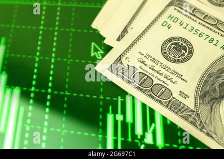 Investitionsgewinn und -Gewinn mit dem Dollar-Konzept, dem Börsenwachstum und dem Inflationshintergrund steigt das Geld Stockfoto