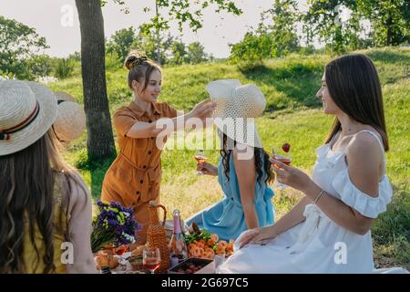 Sicheres Sommerpicknick mit COVID. Ideen Für Sommerparty. Sichere und festliche Möglichkeiten, kleine Treffen im Freien mit Freunden zu veranstalten. Menschen kommen sicher zusammen. Jung Stockfoto