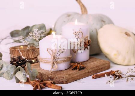 Herbstkomposition mit Kürbis und Kerzen. Wunderschöne Einrichtung im Herbst Stockfoto