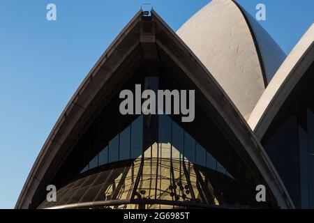 Sydney, Australien. Juli 2021. Sydney, Australien. Sonntag, 4. Juli 2021. Die Glasfront des Opernhauses spiegelt einen Teil seiner eigenen Struktur während der zweiten Woche der Sperre in Sydney wider, aufgrund der Ausbreitung der Delta-Variante. Quelle: Paul Lovelace/Alamy Live News Stockfoto