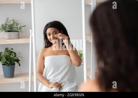 Make-up-Entfernung, Routineverfahren, feuchtigkeitsspendende Haut, Schönheitspflege für Zuhause Stockfoto