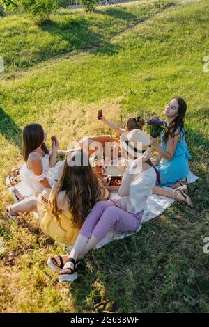 Sicheres Sommerpicknick mit COVID. Ideen Für Sommerparty. Sichere und festliche Möglichkeiten, kleine Treffen im Freien mit Freunden zu veranstalten. Menschen kommen sicher zusammen. Jung Stockfoto