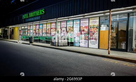 NORWALK, CT, USA - 24. JUNI 2021: Patel Brothers Ladenfront mit Abendlicht Stockfoto