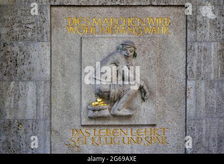 50er Jahre Werbung an der Wand einer Bank in Düsseldorf. Es heißt: „Dieses Märchen wird nie wahr werden. Das Leben lehrt: Sei schlau und rette dein Geld.“ Stockfoto