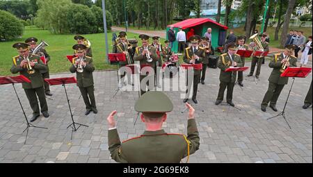Minsk, Weißrussland. Juli 2021. Die Militärkapelle tritt auf der Straße zum Unabhängigkeitstag in Minsk, Weißrussland, am 3. Juli 2021 auf. Quelle: Henadz Zhinkov/Xinhua/Alamy Live News Stockfoto