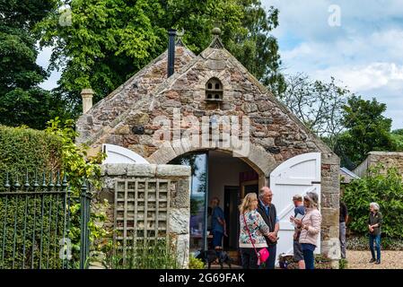 East Lothian, Schottland, Großbritannien, 4. Juli 2021. Scotland's Garden Scheme neuer Garten eröffnet: Shane Corstorphine, ehemaliger CFO von Skyscanner und begeisterter Gärtner, hat 4 Jahre damit verbracht, die Gärten von Camptoun House zum ersten Mal für die Eröffnung vorzubereiten, um Geld für einen ummauerten Garten in Gilmerton zu sammeln. Es gibt einen Küchengarten, ummauerten Garten, Obstgarten und Feenpfad. Über 400 Menschen besuchten den Garten über das Wochenende trotz heftigem Regen gestern Stockfoto
