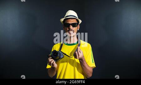 Olympics verrückt und traurig schwarzen Mann Fan in Uniform isoliert auf schwarzem Hintergrund. Platz für Text. Stockfoto