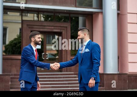 Zwei Geschäftsleute handshaking im Freien Stockfoto