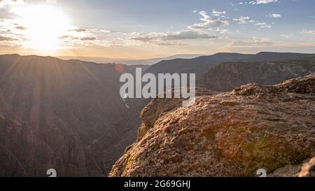 Die Sonne bricht bei Sonnenuntergang über dem Black Canyon des Gunnison aus Stockfoto