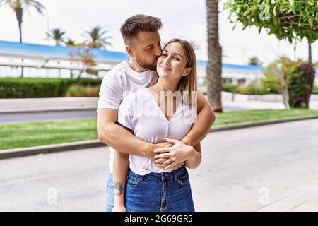 Junge kaukasische Paar von Freund und Freundin mit Spaß im Freien an einem un sonnigen Tag küssen und umarmen in der Liebe Stockfoto